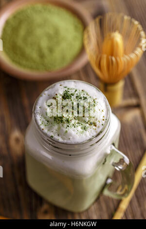 Green Smoothie gemischt Teegetränk mit Matcha-Pulver Stockfoto