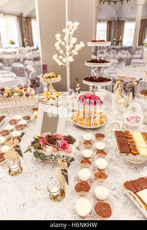 Leckeres süßes Buffet mit Mousse, Macaron und anderen Desserts. Stockfoto