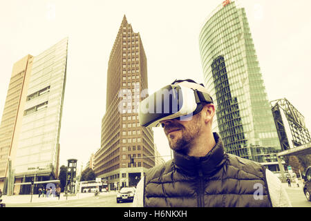 Mann mit Virtual Reality (VR) Brille am Potsdamer Platz in Berlin, Deutschland Stockfoto