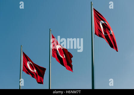Drei türkische Flaggen wehten auf den Himmel durch den Wind. Stockfoto