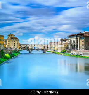 Ponte Vecchio auf Sonnenuntergang, alte Brücke, mittelalterlichen Wahrzeichen am Fluss Arno. Florenz, Toskana, Italien. Langzeitbelichtung Fotografie. Stockfoto