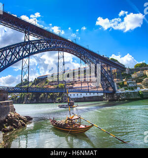 Skyline von Oporto oder Porto, Douro-Fluss, traditionelle Boote und Dom Luis oder Luiz Eisenbrücke. Portugal, Europa. Stockfoto