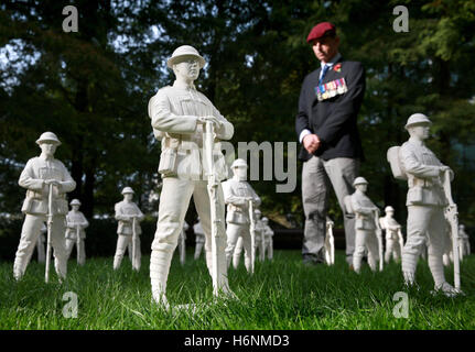 NUR zur redaktionellen Nutzung Ex Farbe Sergeant 2 Abs. Martin Wilson schaut 'verloren Armeen"auf dem Display an Jubilee Park in LondonÕs Canary Wharf, im Rahmen des UKÕs erste Erinnerung Art Trail in Zusammenarbeit mit der Royal British Legion, die kostenlos für die Öffentlichkeit am Dienstag, den 1. November für zwei Wochen öffnet. Stockfoto