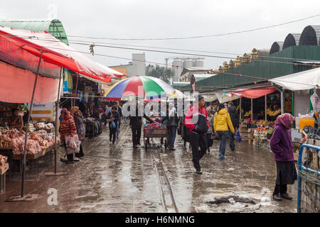 Bischkek, Kirgistan - 2. Oktober 2014: Viel beschäftigte Leute, Kauf und Verkauf von waren in einer Gasse von Osch Bazar Stockfoto