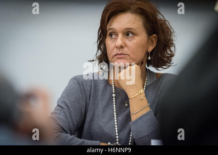 Der Präsident der jüdischen Gemeinde Roms, Ruth Dureghello während der "Reise der Erinnerung" Pressekonferenz Auschwutz und Birkenau. (Foto: Andrea Ronchini/Pacific Press) Stockfoto