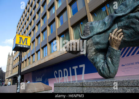 "Mann mit potenziellen selbst" Skulptur von Sean Henry 2003 befindet sich auf Grainger Street, Newcastle Upon Tyne, Nord-England, UK Stockfoto