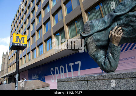 "Mann mit potenziellen selbst" Skulptur von Sean Henry 2003 befindet sich auf Grainger Street, Newcastle Upon Tyne, Nord-England, UK Stockfoto