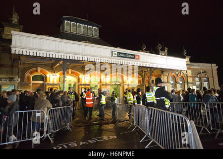 Touristen, die durch Zug nach Lewes Station auf Bonfire Night oder Kerl Fawkes Nacht feiern, East Sussex, England, UK Stockfoto