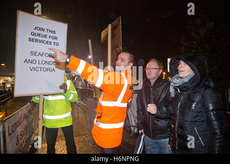 Touristen, die durch Zug nach Lewes Station auf Bonfire Night oder Kerl Fawkes Nacht feiern, East Sussex, England, UK Stockfoto