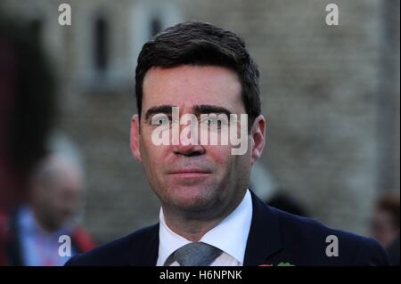 Ehemalige Schatten Hauptsekretärin Andy Burnham befasst sich mit Aktivisten aus der Orgreave Wahrheit und Gerechtigkeit Kampagne am College Green, London, nach Hause Sekretär Amber Rudd es angekündigt werden keine offizielle Untersuchung der 1984 Zusammenstoß zwischen Polizei und Bergleute bei Orgreave. Stockfoto