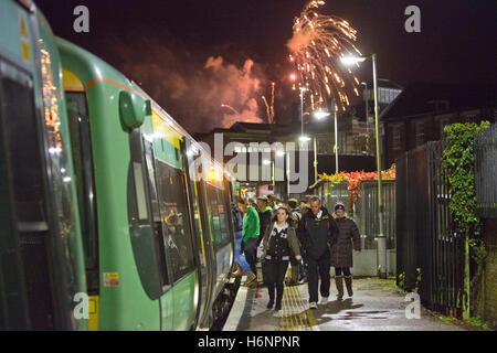 Touristen, die durch Zug nach Lewes Station auf Bonfire Night oder Kerl Fawkes Nacht feiern, East Sussex, England, UK Stockfoto