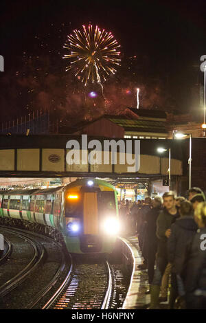 Touristen, die durch Zug nach Lewes Station auf Bonfire Night oder Kerl Fawkes Nacht feiern, East Sussex, England, UK Stockfoto