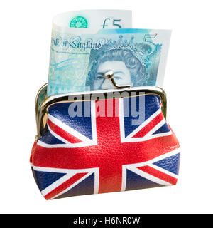 Union Jack Geldbörse mit neuen fünf Pfund Hinweis Sterling, UK. Ausschneiden oder auf einem weißen Hintergrund. Stockfoto