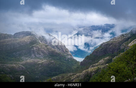 Norwegische Landschaft, Felsen und Berge der Lysefjord in Wolken. Stockfoto