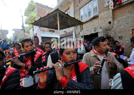 Kathmandu, Nepal. 31. Oktober 2016. Newari Menschen spielen traditionelle Instrumente während der Newari Neujahrsparade Nhu Dan (Newari Neujahr) fällt während Tihar oder Deepawali und Dewali "Festival of Lights" in Kirtipur, Kathmandu. Newar Gemeinschaft in Nepal beobachtet Newari neues Jahr 1137. Bildnachweis: Narayan Maharjan/Pacific Press/Alamy Live-Nachrichten Stockfoto