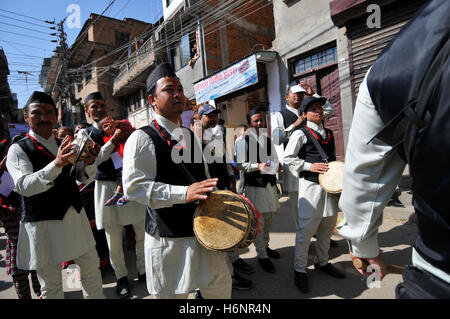 Kathmandu, Nepal. 31. Oktober 2016. Newari Menschen spielen traditionelle Instrumente während der Newari Neujahrsparade Nhu Dan (Newari Neujahr) fällt während Tihar oder Deepawali und Dewali "Festival of Lights" in Kirtipur, Kathmandu. Newar Gemeinschaft in Nepal beobachtet Newari neues Jahr 1137. Bildnachweis: Narayan Maharjan/Pacific Press/Alamy Live-Nachrichten Stockfoto