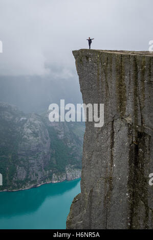 Vertikale Foto 0f Tourist am Prekestolen Felskante stehen. Stockfoto