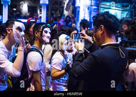 Hong Kong, Hong Kong. 31. Oktober 2016. Lan Kwai Fong Halloween Street Party 2016 in Hong Kong. Bildnachweis: Yeung Kwan/Pacific Press/Alamy Live-Nachrichten Stockfoto