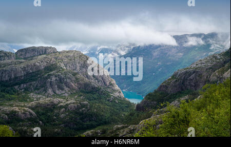 Norwegische Landschaft, Felsen und Berge der Lysefjord in Wolken. Stockfoto