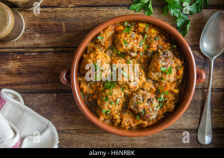 Schweinefleisch und Apple Fleischbällchen in einer Keramikschale Stockfoto