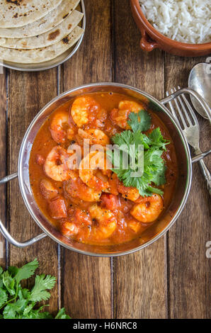 Indische Garnelecurry mit Reis und Chapati Stockfoto