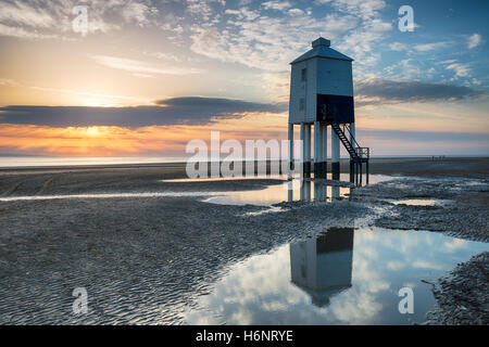 Beuatiful Sonnenuntergang über den Strand und Leuchtturm am Burnham am Meer in Somerset Stockfoto