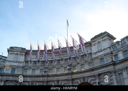 London, UK. 31. Oktober 2016. Großbritannien bereitet sich auf die Kolumbiens Präsident Staatsbesuch mit Kolumbien und Union Flaggen allover Mall vom Buckingham Palace zu Admirality Arch.The Präsident der Republik Kolumbien, seine Exzellenz Präsident Juan Manuel Santos Calderón, begleitet von Frau María Clemencia Rodríguez de Santos, eine Einladung von der Königin zu einem Staatsbesuch in Großbritannien vom 1. bis 3. November 2016 Zahlen angenommen hat. © Alberto Pezzali/Pacific Press/Alamy Live-Nachrichten Stockfoto