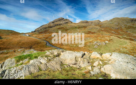 Ein Fahrzeug, absteigend von den Hardknott-Pass in der Nähe von Eskdale im Lake District National Park in Cumbria Stockfoto