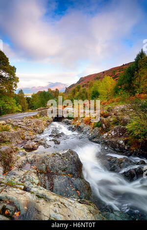 Herbst am Ashness Brücke oberhalb Derwent Water in der Nähe von Keswick im Lake District Stockfoto