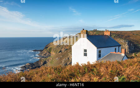 Ein Ferienhaus auf den Klippen am Cape Cornwall an der Küste Cornwalls Stockfoto