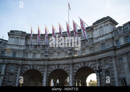 London, UK. 31. Oktober 2016. Großbritannien bereitet sich auf die Kolumbiens Präsident Staatsbesuch mit Kolumbien und Union Flaggen allover Mall vom Buckingham Palace zu Admirality Arch.The Präsident der Republik Kolumbien, seine Exzellenz Präsident Juan Manuel Santos Calderón, begleitet von Frau María Clemencia Rodríguez de Santos, eine Einladung von der Königin zu einem Staatsbesuch in Großbritannien vom 1. bis 3. November 2016 Zahlen angenommen hat. © Alberto Pezzali/Pacific Press/Alamy Live-Nachrichten Stockfoto