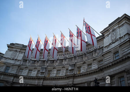 London, UK. 31. Oktober 2016. Großbritannien bereitet sich auf die Kolumbiens Präsident Staatsbesuch mit Kolumbien und Union Flaggen allover Mall vom Buckingham Palace zu Admirality Arch.The Präsident der Republik Kolumbien, seine Exzellenz Präsident Juan Manuel Santos Calderón, begleitet von Frau María Clemencia Rodríguez de Santos, eine Einladung von der Königin zu einem Staatsbesuch in Großbritannien vom 1. bis 3. November 2016 Zahlen angenommen hat. © Alberto Pezzali/Pacific Press/Alamy Live-Nachrichten Stockfoto