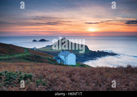 Sonnenuntergang über Cape Cornwall in der Nähe von Endland an der kornischen Küste Stockfoto