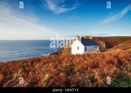 Eine weiße Hütte auf den Clifffs am Cape Cornwall in der Nähe von St Just an der Küste Cornwalls Stockfoto