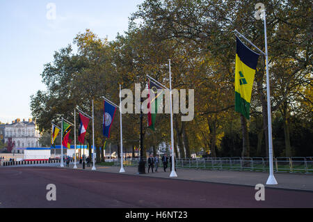 London, UK. 31. Oktober 2016. Großbritannien bereitet sich auf die Kolumbiens Präsident Staatsbesuch mit Kolumbien und Union Flaggen allover Mall vom Buckingham Palace zu Admirality Arch.The Präsident der Republik Kolumbien, seine Exzellenz Präsident Juan Manuel Santos Calderón, begleitet von Frau María Clemencia Rodríguez de Santos, eine Einladung von der Königin zu einem Staatsbesuch in Großbritannien vom 1. bis 3. November 2016 Zahlen angenommen hat. © Alberto Pezzali/Pacific Press/Alamy Live-Nachrichten Stockfoto