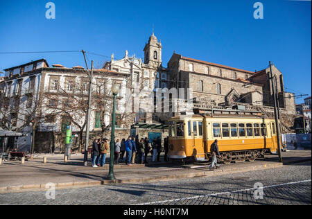 Klassischen gelben Straßenbahn in der Innenstadt von Porto, Portugal, Europa Stockfoto