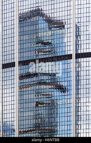 Des Wolkenkratzers reflektierende gläsernen Wand und Reflexion von anderen Gebäuden drauf. Stockfoto