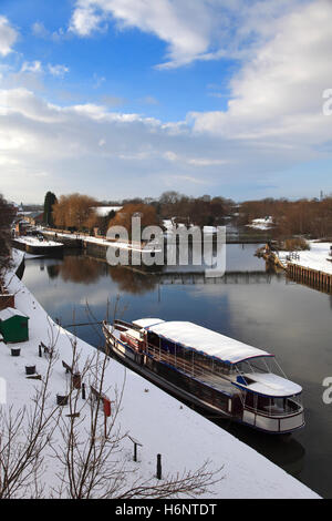 Winterschnee, Boote auf dem Fluss Trent, Newark Castle, Newark auf Trent, Nottinghamshire, England, UK Stockfoto