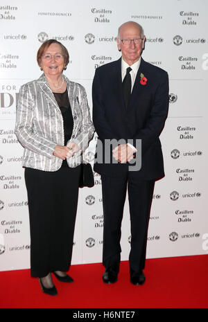 Manchester United-Legende Sir Bobby Charlton und Lady Norma Charlton besuchen die Vereinigten für Unicef-Gala-Dinner im Old Trafford, Manchester, 17 Jahre der Partnerschaft zwischen dem Verein und der Nächstenliebe und Beschaffung von Mitteln für seine Arbeit für gefährdete Kinder auf der ganzen Welt. Stockfoto