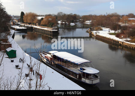 Winterschnee, Boote auf dem Fluss Trent, Newark Castle, Newark auf Trent, Nottinghamshire, England, UK Stockfoto