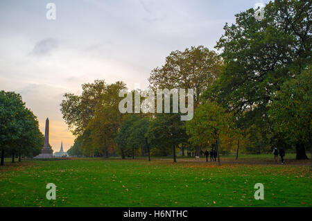 London, UK. 30. Oktober 2016. Sonnenuntergang am Kensington Palace am ersten Tag der Zeitumstellung des Jahres. Sonnenuntergang am 17:00 © Alberto Pezzali/Pacific Press/Alamy Live News Stockfoto