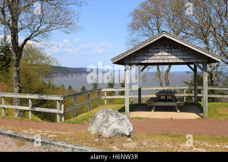 Unberührte Landschaft mit Picknick-Tisch mit Blick auf die Bay Of Fundy auf den Fundy Trail Parkway in New Brunswick, Kanada Stockfoto