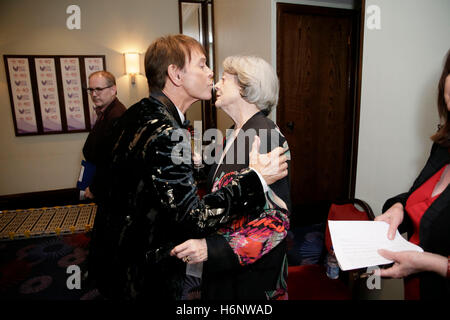 Cliff Richard und Dame Maggie Smith an den Prinzen Vertrauen Rezeption der 2016 Daily Mirror Pride of Britain Awards im Grosvenor House, Park Lane, London. Stockfoto