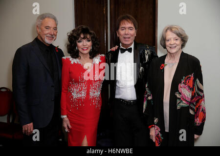 Sir Tom Jones, Dame Joan Collins, Sir Cliff Richard und Dame Maggie Smith bei den 2016 vergibt täglicher Spiegel stolz von Großbritannien im Grosvenor House, Park Lane, London. Stockfoto