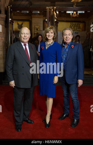 Julian Fellowes (links), Fiona Bruce und Andrew Lloyd Webber nehmen an den Historic England Angel Awards im Palace Theatre in London Teil. Bilddatum: Montag, 31. Oktober 2016. Die Auszeichnungen würdigen die Bemühungen von Einzelpersonen und lokalen Gruppen im ganzen Land, die stundenlange Arbeit und Enthusiasmus in die Rettung verderbter und schwer beschädigter historischer Sehenswürdigkeiten gesteckt haben. Bildnachweis sollte lauten: David Parry/PA Wire Stockfoto