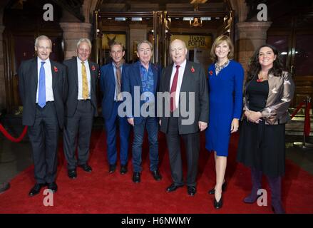 Redaktion verwenden nur (von links nach rechts) Sir Laurie Magnus, Duncan Wilson CEO historische England, Philip Mould, Andrew Lloyd Webber, Julian Fellowes, Fiona Bruce und Bettany Hughes an der historischen England Angel Awards im Palace Theatre in London. Bild Datum: Montag, 31. Oktober 2016. Die Awards feiern die Bemühungen von Einzelpersonen und lokalen Gruppen ganz über dem Land, das Arbeitszeiten und Begeisterung in verfallenen und stark beschädigte historische Sehenswürdigkeiten sparen setzen. Bildnachweis sollte lauten: David Parry/PA Wire Stockfoto