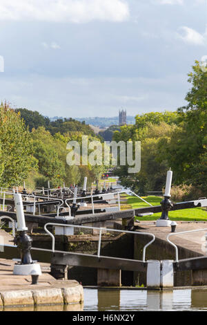 Hatton sperrt am Grand Union Canal mit Blick auf Warwick, Warwickshire, England, UK Stockfoto