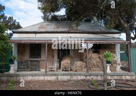 Heuballen gestapelt auf der Veranda eines alten Hauses auf die Seppeltsfield Estate, Barossa Valley, South Australia Stockfoto