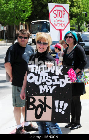 Eine Aktivistin hält ein Schild auf einen pro Wahl Protest gegen Sacramento State Capitol für reproduktive Rechte. Stockfoto