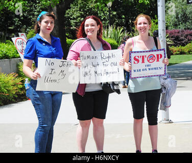 3 AktivistInnen hält ein Schild auf einen pro Wahl Protest gegen Sacramento State Capitol für reproduktive Rechte. Stockfoto